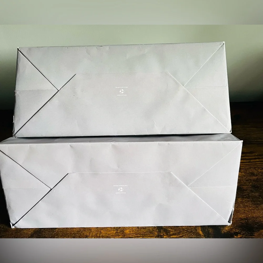 Light purple Bergdorf Goodman 2 gift Bags - Picture 5 of 9